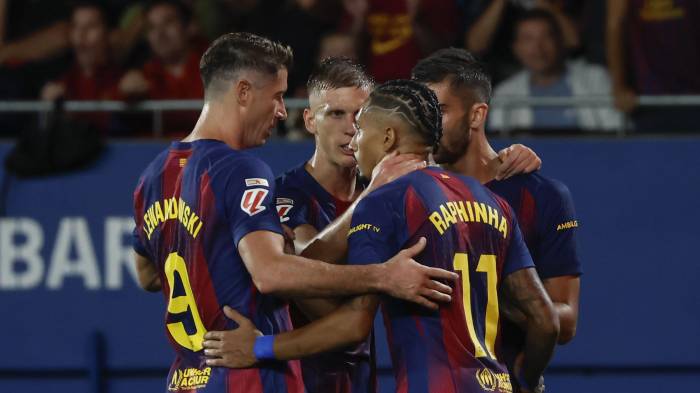 Ferran Torres (d) celebra tras anotar el segundo gol.