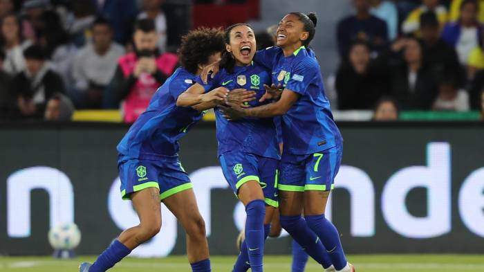 Marta (c) de Brasil celebra su gol.
