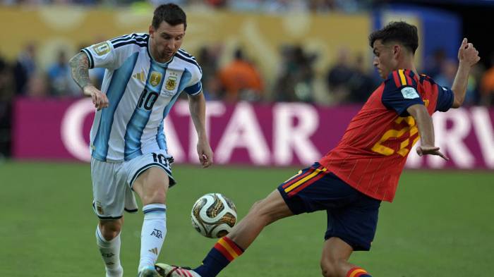 El capitán argentino, Lionel Messi y el centrocampista español, Pedri, luchan por el balón durante la final disputada en Nueva Jersey.