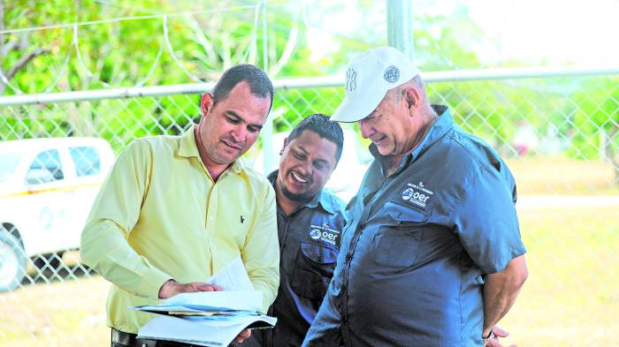 El HR Manuel Rodríguez muestra a los ingenieros Castillo y Clement que el ahorro en consumo eléctrico supera el 50%.
