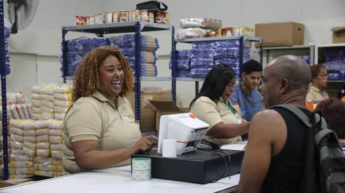 Los equipos tecnológicos permiten llevar un inventario y ofrecer transparencia con un recibo de compra.