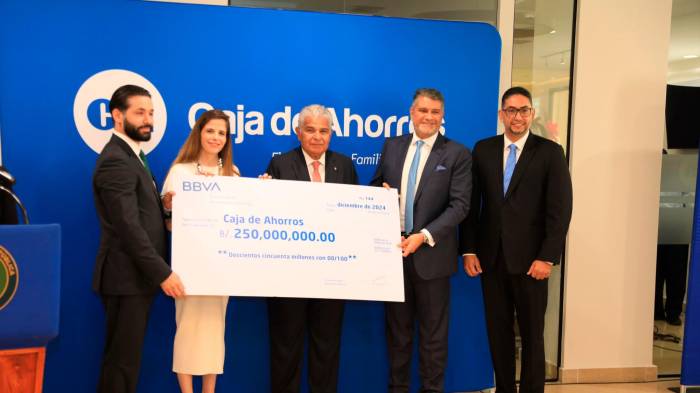 El presidente Mulino recibió dos cheques de $250 millones cada uno.