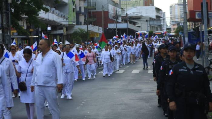Enfermeras toman las calles al grito de “¡No a la Ley 462!”