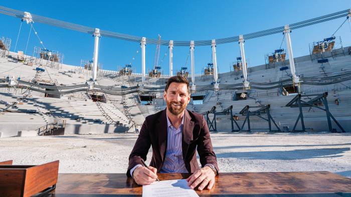 Lionel Messi firmando con el equipo en el centro del Freedom Park.