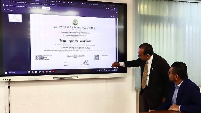 El rector Eduardo Flores durante la presentación de los diplomas digitales.