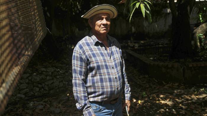 Narciso Cosme Aguilar, un panameño de 66 años y víctima del envenenamiento masivo en Panamá, posa durante una entrevista con EFE el 23 de abril de 2026 en Ciudad de Panamá (Panamá).