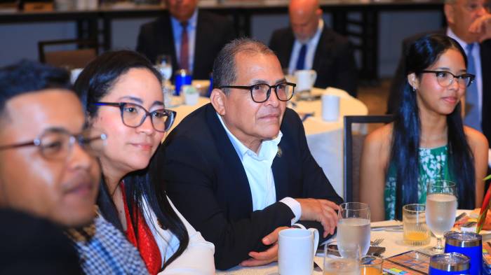Los asistentes atentos a la información compartida.