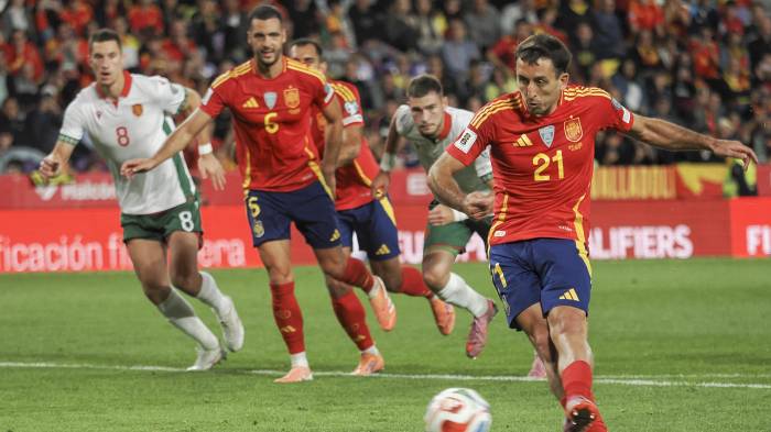 El delantero de la selección española de fútbol Mikel Oyarzabal lanza el penalti que ha significado el cuarto gol del combinado español en el partido de clasificación para el Mundial 2026 que los combinados nacionales de España y Bulgaria disputan este martes en el estadio José Zorrilla, en Valladolid.