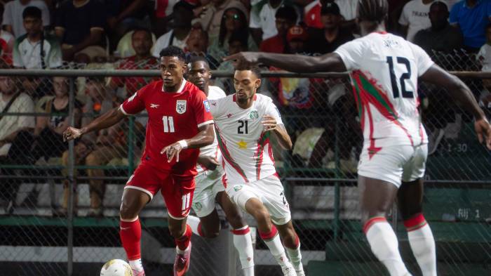 Jaden Montnor (c) de Surinam disputa el balón con Édgar Bárcenas de Panamá este jueves, en un partido por las eliminatorias a la Copa Mundial 2026 entre Surinam y Panamá en el estadio Dr. Franklin Essed en Paramaribo (Surinam).