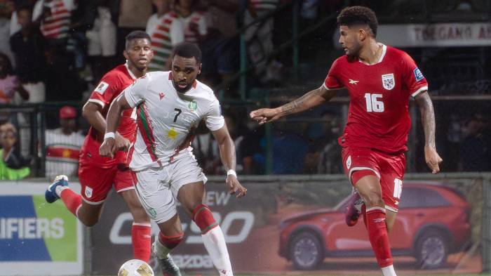 Gyrano Kerk (i) de Surinam disputa el balón con Andrés Andrade de Panamá este jueves, en un partido por las eliminatorias a la Copa Mundial 2026 entre Surinam y Panamá en el estadio Dr. Franklin Essed en Paramaribo (Surinam).