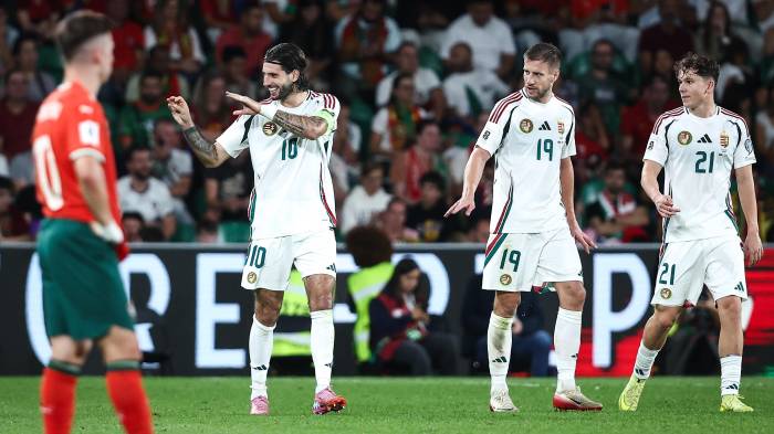El jugador húngaro Dominik Szoboszlai (i) celebra tras marcar un gol durante el partido de fútbol de las Eliminatorias Europeas de la Copa Mundial de la FIFA 2026 entre Portugal y Hungría en el estadio José Alvalade, en Lisboa, Portugal.
