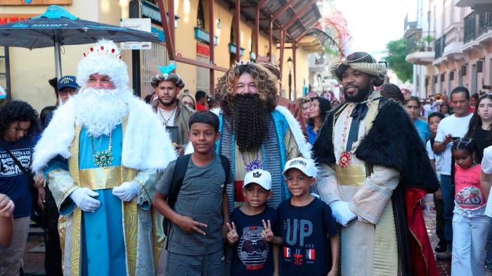 Todos querían tomarse fotos con los reyes.