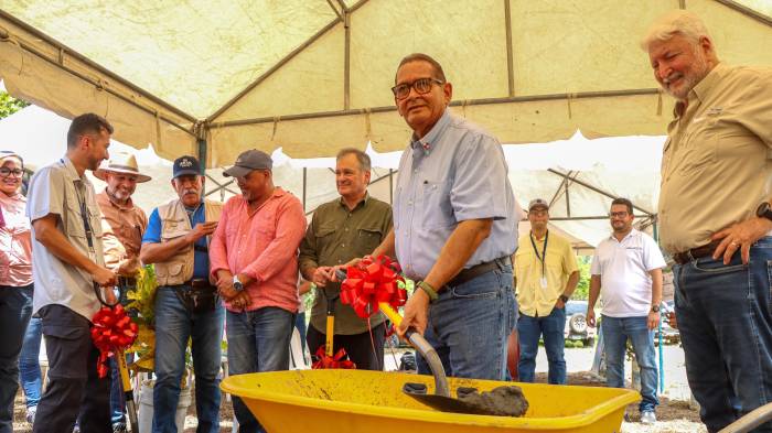 MiAMBIENTE coloca la primera piedra del nuevo CEDESAM en Río Hato.