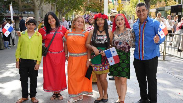 Panameños conquistan Zaragoza con polleras y fe