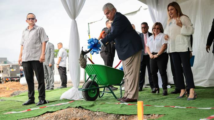 El presidente José Raúl Mulino, junto a autoridades del INADEH y representantes del CAF, participa en el acto simbólico de la primera palada que marca el inicio del Plan de Transformación Integral.