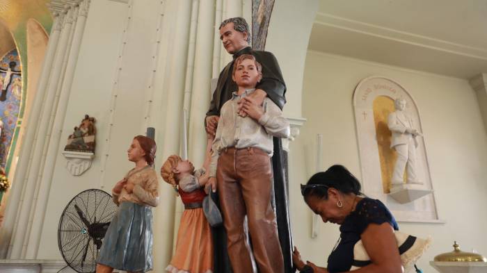 Feligreses mostraron su devoción con promesas y ofrendas.