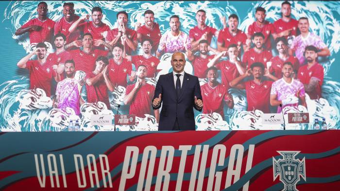 El entrenador español de Portugal, Roberto Martínez, posa para una fotografía después de dar una conferencia de prensa para anunciar la alineación de 27 jugadores para el Mundial de 2026, en la Cidade do Futebol, Oeiras, en las afueras de Lisboa, el 19 de mayo de 2026.