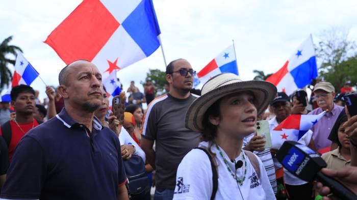 Protestas convocadas por le Movimiento Sal de la Redes. Su vocera Camila Aybar da declaraciones a los periodistas.