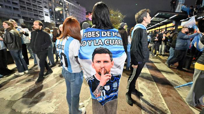 Una fanática argentina, envuelta en una bandera con la imagen de Messi.