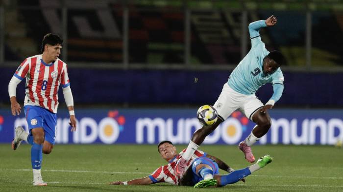 Axel Balbuena (c) de Paraguay disputa el balón con Gustavo Herrer de Panamá este sábado, durante un partido del grupo B de la Copa Mundial Sub-20 entre Paraguay y Panamá en el estadio Elías Figueroa Brander en Valparaiso (Chile).