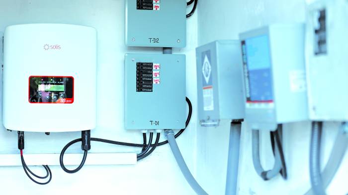 El equipo genera durante el día la energía para operar las turbinas y de haber un excedente pasa a la red eléctrica. De noche, se utiliza la energía de la red.