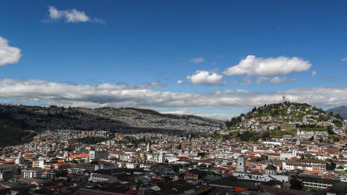 Vista panorámica de Quito desde el teleférico: una ciudad entre montañas y nubes.