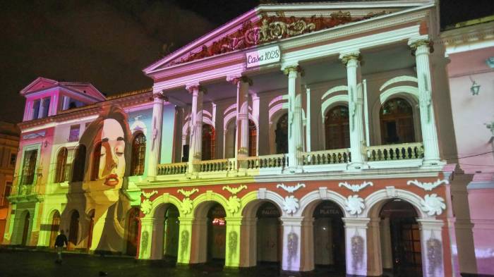 Teatro Sucre durante una proyección audiovisual artística del Festival 'Quito, Luz de América', en Quito (Ecuador).