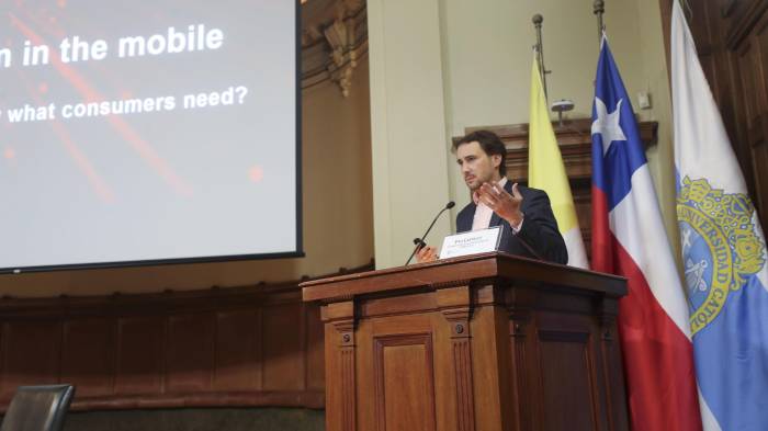 Pau Castell, jefe de Análisis Económico en GSMA-España, durante el seminario Competencia y conexión: regulando el futuro de las telecomunicaciones, organizada por la Facultad de Derecho de la Universidad Católica de Chile, en el que académicos y responsables de Gobierno alertaron sobre los efectos de la concentración en los mercados y de la necesidad de establecer estrategias y proyectos que tengan como objetivo final mejorar la calidad de vida de la gente.