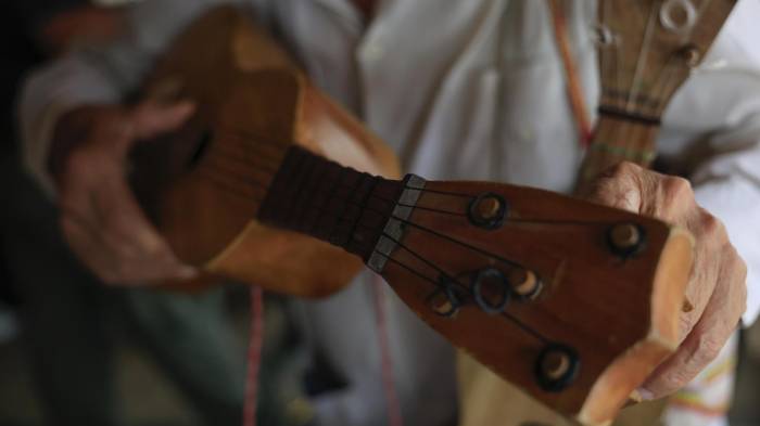 Una persona afina una mejorana durante el Festival Nacional de la Mejorana este sábado, en Guararé.