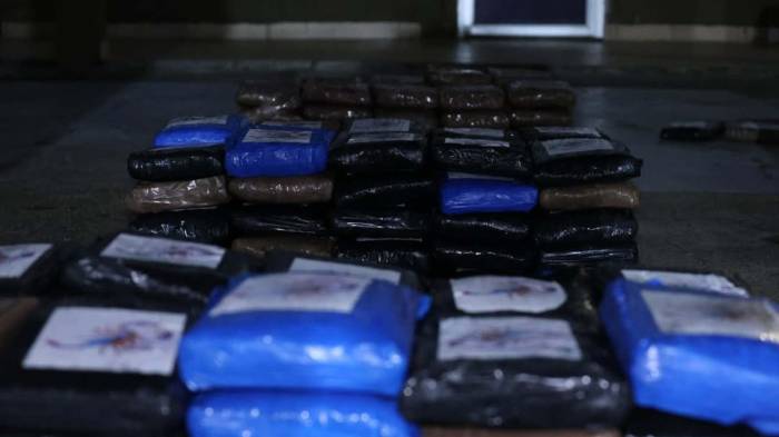 Parte de los paquetes de droga decomisados durante los operativos.