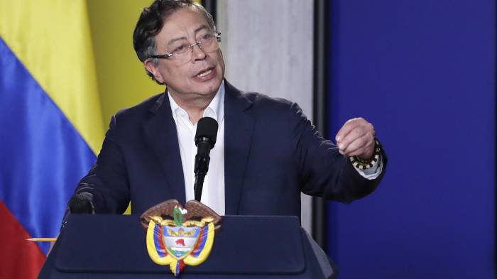 El presidente de Colombia, Gustavo Petro, habla durante una rueda de prensa a medios internacionales este jueves, en Bogotá (Colombia).