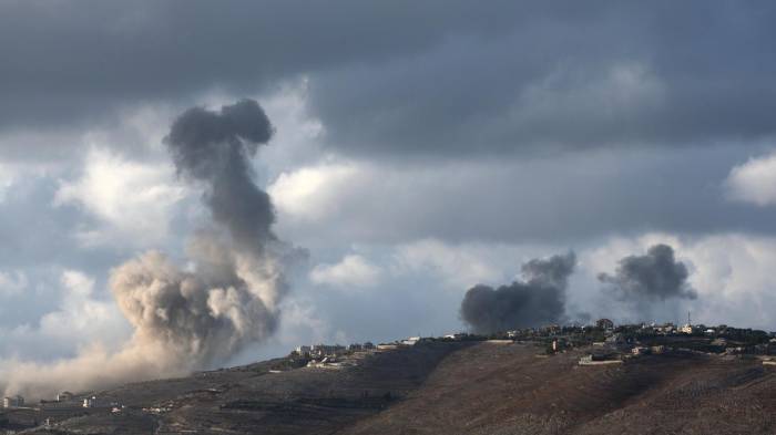 El humo se eleva como resultado de un ataque aéreo israelí cerca de la aldea de Maroun El Ras en el sur del Líbano, visto desde el lado israelí de la frontera, al norte de Israel, el 1 de octubre de 2024. EFE/EPA/Atef Safadi