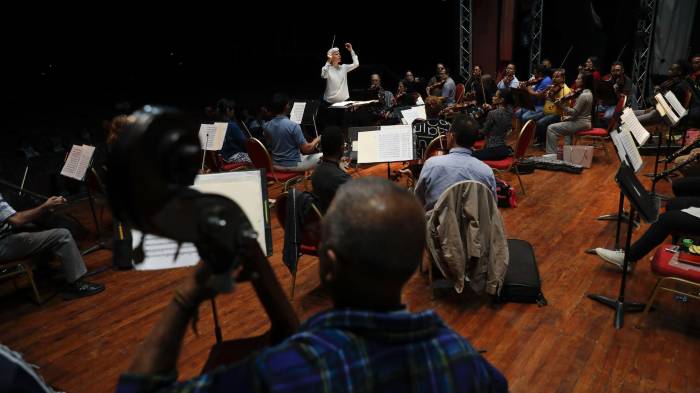 La directora invitada Nell Flanders de los Estados Unidos, dirige un ensayo de la Orquesta Sinfónica de Panamá el 14 de mayo de 2024 en el Teatro Balboa en Ciudad de Panamá (Panamá). EFE/Bienvenido Velasco