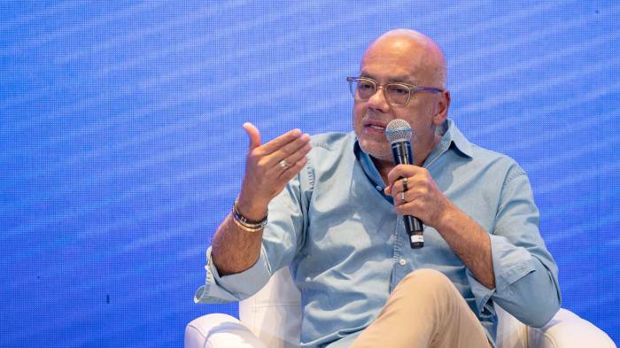 El jefe negociador del Gobierno de Venezuela, Jorge Rodríguez, habla durante un encuentro del Consejo Nacional por la Soberanía y la Paz este martes, en Caracas (Venezuela).