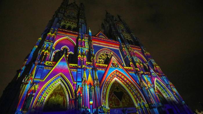 Basílica del Voto Nacional durante una proyección audiovisual artística del Festival 'Quito, Luz de América', en Quito (Ecuador).