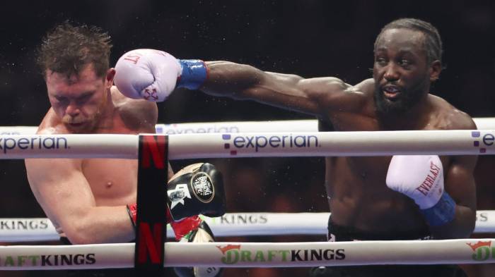 El mexicano Saúl Canelo Álvarez (i) y el estadounidense Terence Crawford (d) se enfrentan en el Allegiant Stadium en Las Vegas, EE. UU.