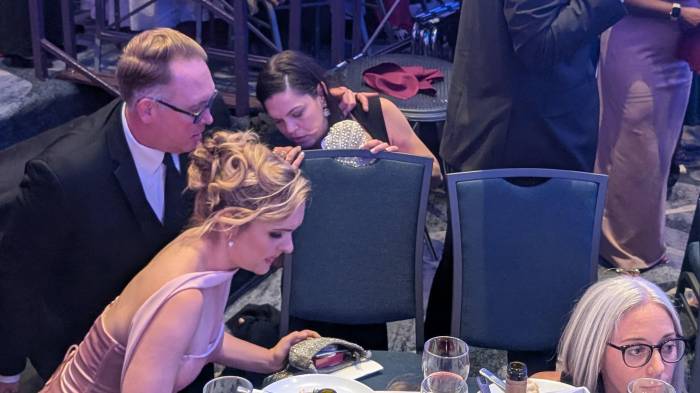 Personas reaccionan tras escuchar aparentes disparos durante la cena anual de la Asociación de Corresponsales de la Casa Blanca (WHCA) este sábado, en Washigton (Estados Unidos).