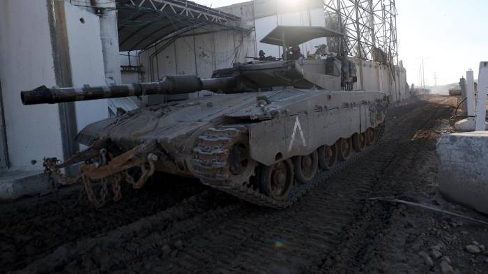 Imagen de archivo de un tanque israelí saliendo de la ciudad palestina de Beit Hanoun, en el norte de la Franja de Gaza.