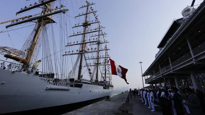Buque escuela de la Armada Peruana a su llegada en el puerto de cruceros de Amador