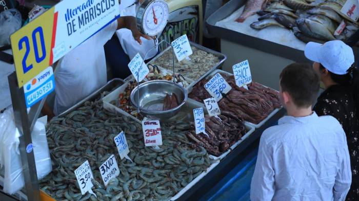 Compradores en el Mercado de Mariscos de San Felipe Neri.