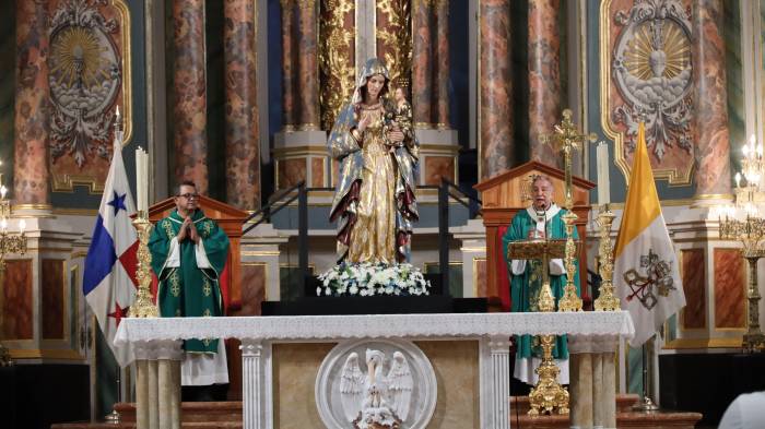 Monseñor José Domingo Ulloa en la celebración de la misa dominical.