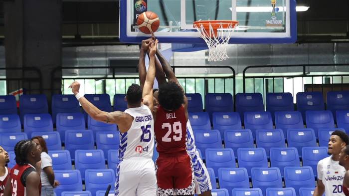 Windi Graterol (i) de Venezuela disputa el balón con Ezequiel Bell de Panamá este lunes, en un partido de la FIBA AmeriCup 2025 entre Panamá y Venezuela, en Managua (Nicaragua).