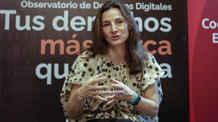 La directora general de la fundación Hermes y portavoz del Observatorio de Derechos Digitales, Luisa Alli, habla este jueves durante la presentación de la Carta Iberoamericana de Derechos Digitales, en el Centro de Formación de la Cooperación Española en Cartagena (Colombia).