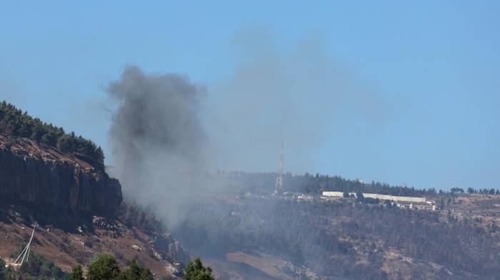 El humo se eleva tras el disparo de proyectiles desde el sur del Líbano hacia la Alta Galilea, norte de Israel, el 26 de septiembre de 2024.