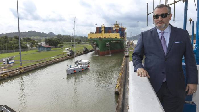 Fotografía cedida por la Autoridad del Canal de Panamá que muestra al senador republicano de Estados Unidos Ted Cruz posando este jueves, en Ciudad de Panamá (Panamá).