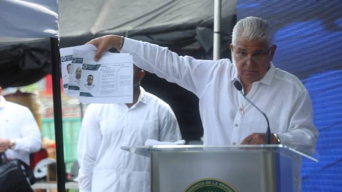 En su conferencia, el presidente exhibió informes oficiales que detallan los antecedentes de los criminales que recibieron arresto domiciliario.