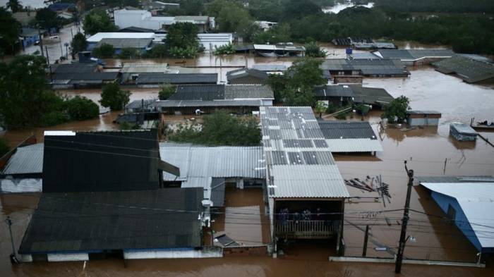 Fotografía aérea de una vasta zona inundada por las lluvias en Porto Alegre (Brasil).