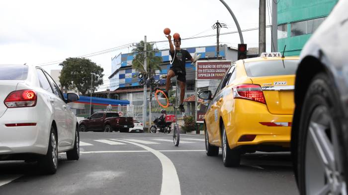 ‘Sin Tornillos’: el artista que desafía el asfalto de Panamá desde las alturas