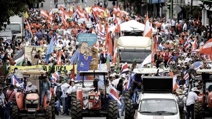 Personas participan en una manifestación contra las políticas del Gobierno de Rodrigo Chaves, este martes, en San José (Costa Rica). EFE/Jeffrey Arguedas