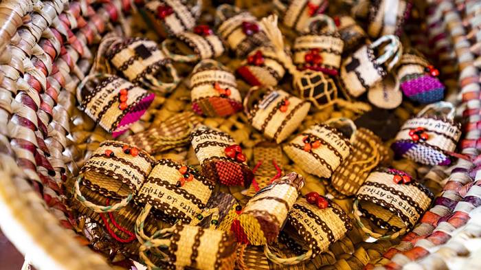 Fotografía cedida por la oficina de Divulgación Embratur y Sebrae que muestra artesanías en el Parque Nacional de los Lençóis Maranhenses. Un desierto de dunas blancas que esconde miles de lagunas de agua dulce y cristalina: este es el paisaje surrealista de los Lençóis Maranhenses, el paraíso que causa furor en las redes sociales y se ha convertido en un símbolo del turismo sostenible de Brasil.